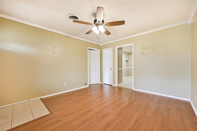 807 Temple Drive, Hitchcock, TX 77563