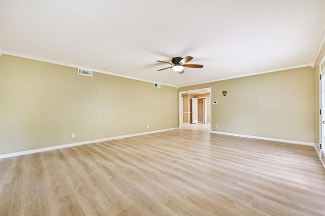 807 Temple Drive, Hitchcock, TX 77563