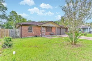 807 Temple Drive, Hitchcock, TX 77563