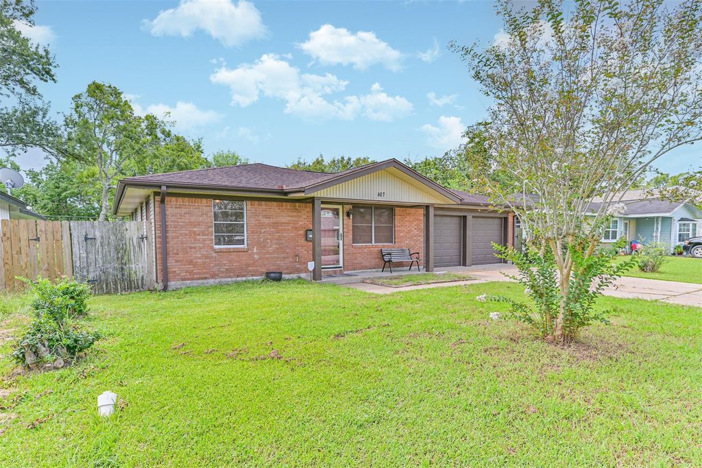 807 Temple Drive, Hitchcock, TX 77563