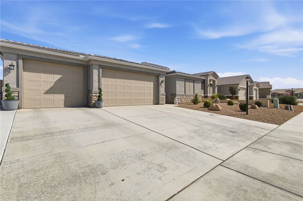 4686 E Old West Road, Kingman, AZ 86401