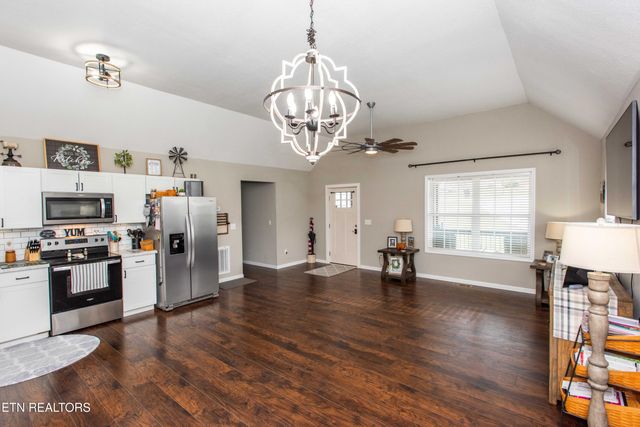 221 Kaysprings Circle, Jacksboro, TN 37757