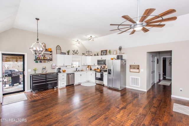 221 Kaysprings Circle, Jacksboro, TN 37757