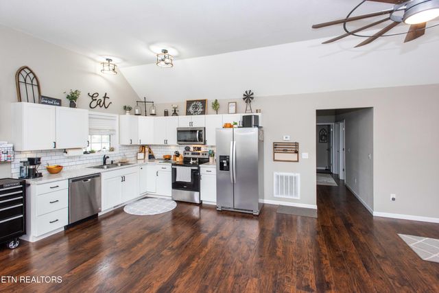 221 Kaysprings Circle, Jacksboro, TN 37757