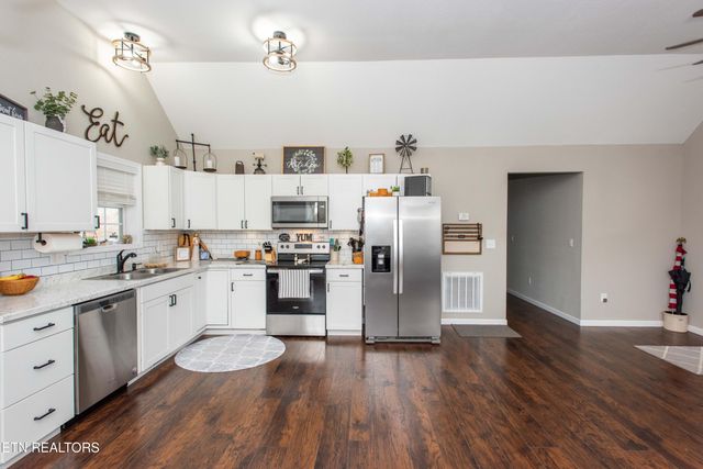 221 Kaysprings Circle, Jacksboro, TN 37757