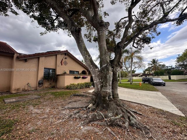 6633 NW 178th Ter, Hialeah, FL 33015