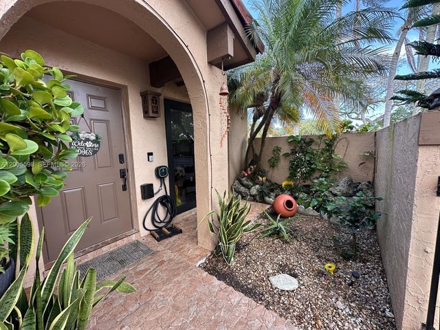 6633 NW 178th Ter, Hialeah, FL 33015