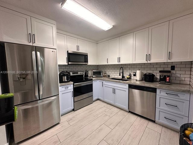 6633 NW 178th Ter, Hialeah, FL 33015