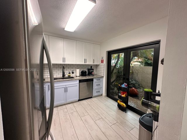 6633 NW 178th Ter, Hialeah, FL 33015