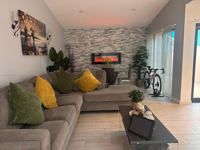6633 NW 178th Ter, Hialeah, FL 33015
