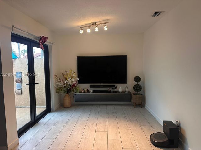 6633 NW 178th Ter, Hialeah, FL 33015