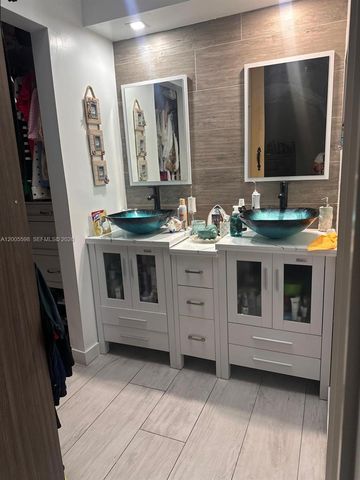 6633 NW 178th Ter, Hialeah, FL 33015