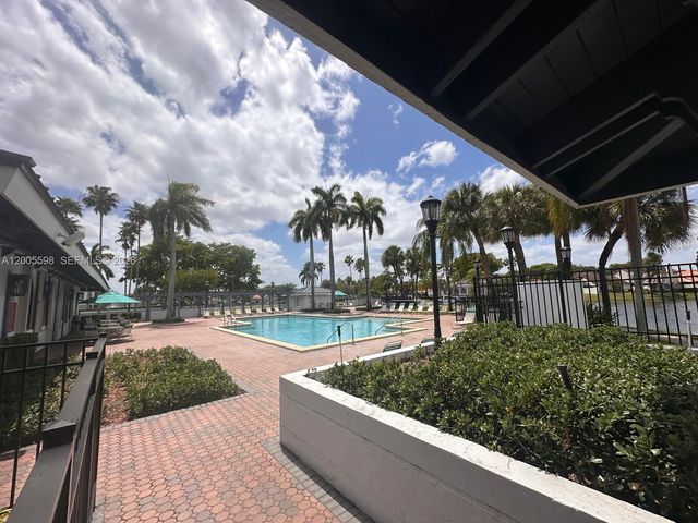 6633 NW 178th Ter, Hialeah, FL 33015
