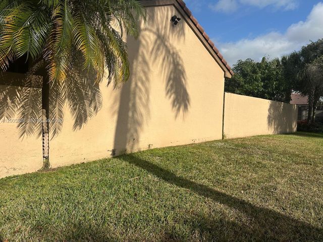 6633 NW 178th Ter, Hialeah, FL 33015