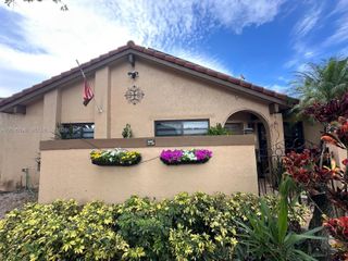 6633 NW 178th Ter, Hialeah, FL 33015