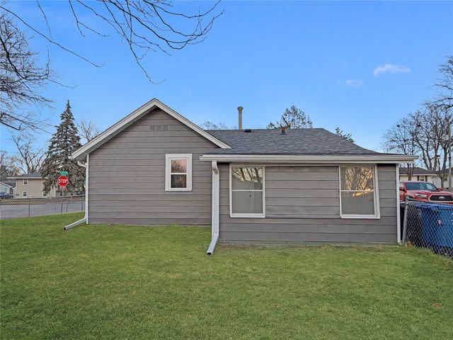 2520 E 38th Street, Des Moines, IA 50317