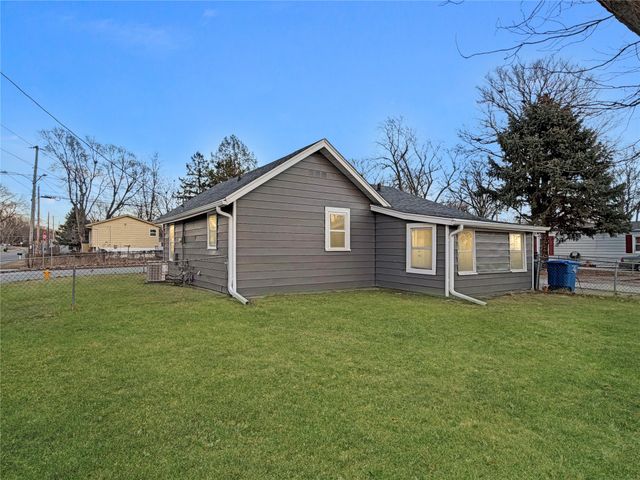 2520 E 38th Street, Des Moines, IA 50317