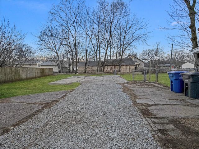 2520 E 38th Street, Des Moines, IA 50317