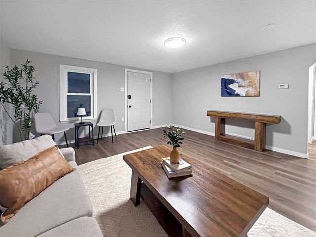 2520 E 38th Street, Des Moines, IA 50317