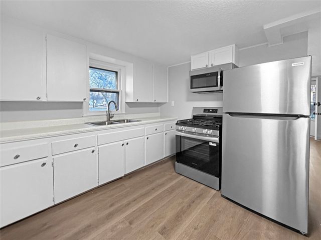 2520 E 38th Street, Des Moines, IA 50317