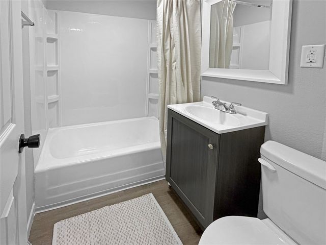 2520 E 38th Street, Des Moines, IA 50317