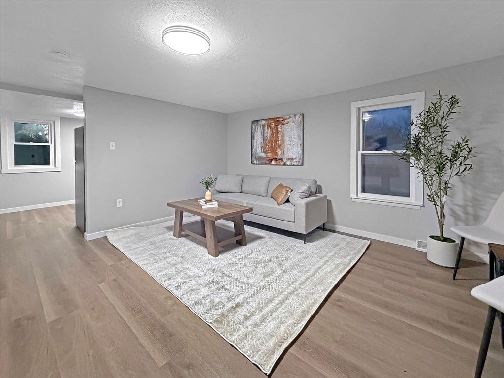 2520 E 38th Street, Des Moines, IA 50317