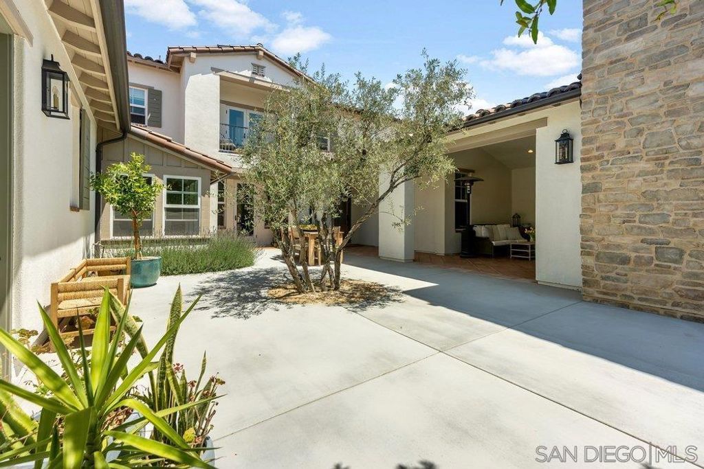 Image 3 of property listing at 7778 Tierra Tesoro, San Diego, CA 92127