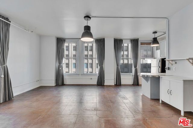 215 W 7th Street 811, Los Angeles, CA 90014