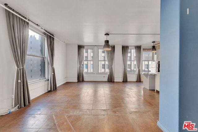 215 W 7th Street 811, Los Angeles, CA 90014