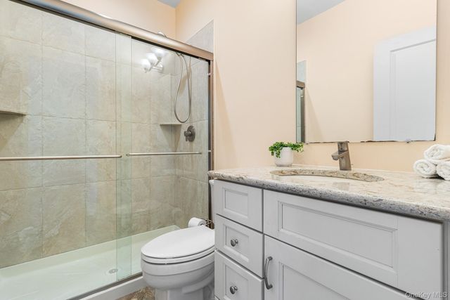 17 Country View Lane, Greenlawn, NY 11740