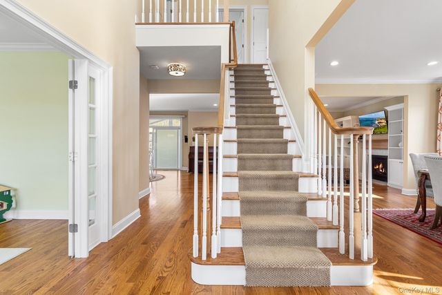 17 Country View Lane, Greenlawn, NY 11740