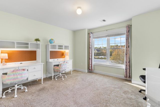 17 Country View Lane, Greenlawn, NY 11740