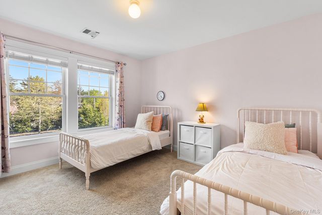 17 Country View Lane, Greenlawn, NY 11740