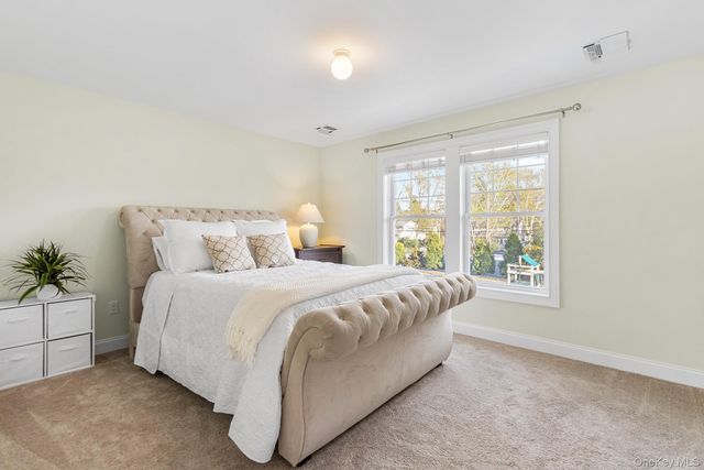 17 Country View Lane, Greenlawn, NY 11740