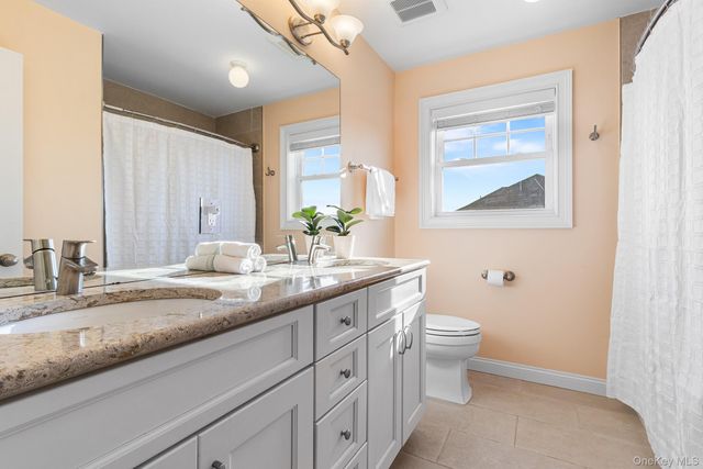 17 Country View Lane, Greenlawn, NY 11740