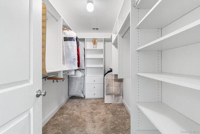 17 Country View Lane, Greenlawn, NY 11740