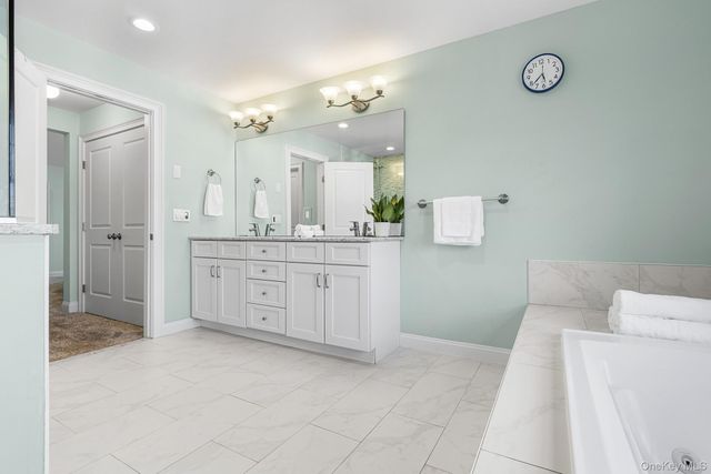 17 Country View Lane, Greenlawn, NY 11740