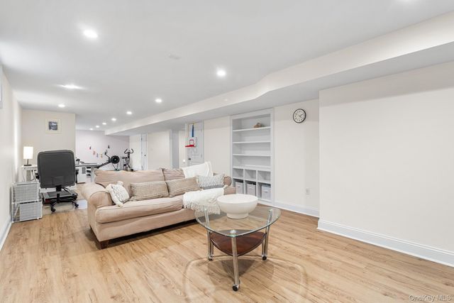 17 Country View Lane, Greenlawn, NY 11740