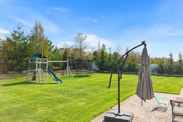 17 Country View Lane, Greenlawn, NY 11740