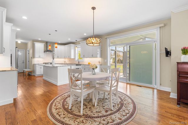 17 Country View Lane, Greenlawn, NY 11740