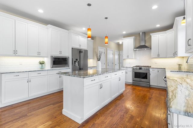 17 Country View Lane, Greenlawn, NY 11740