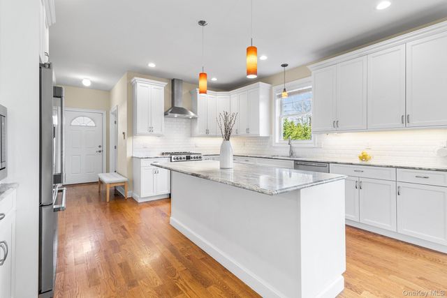 17 Country View Lane, Greenlawn, NY 11740