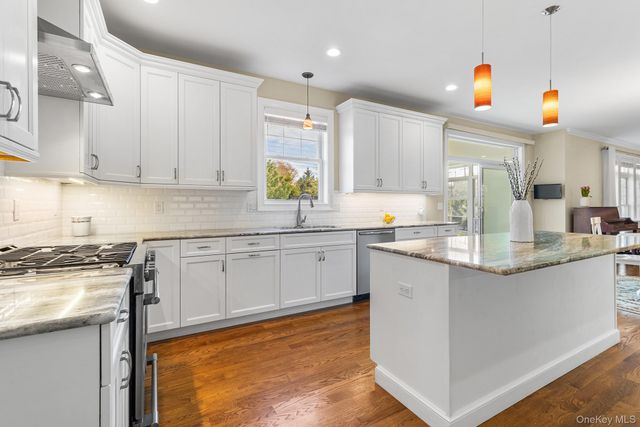 17 Country View Lane, Greenlawn, NY 11740