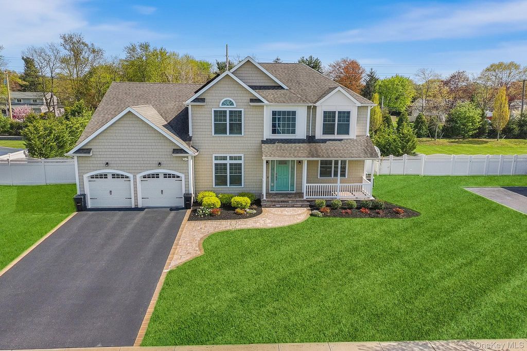 17 Country View Lane, Greenlawn, NY 11740