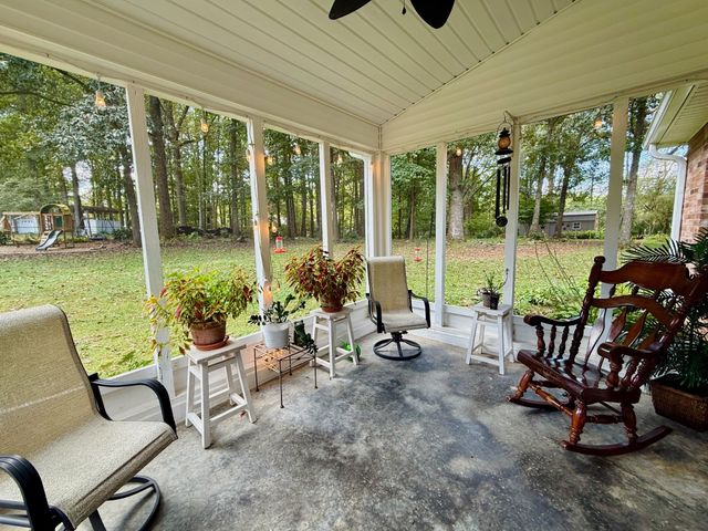 320 Spring Valley Dr, Cottontown, TN 37048