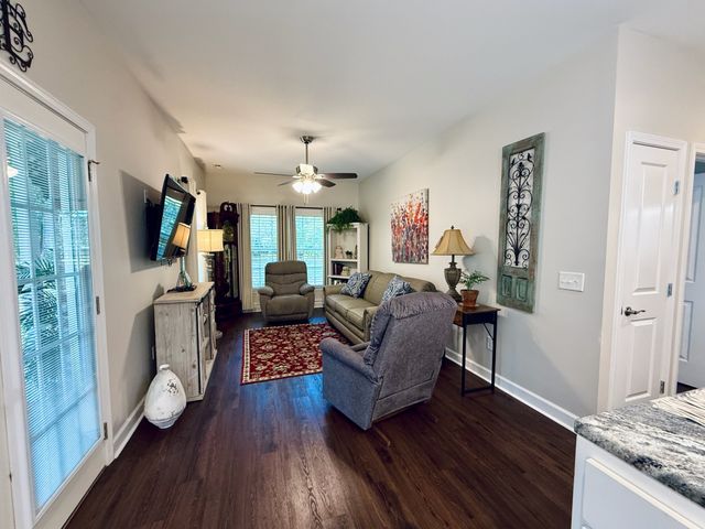 320 Spring Valley Dr, Cottontown, TN 37048