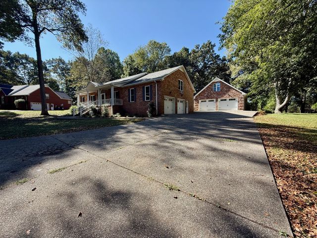 320 Spring Valley Dr, Cottontown, TN 37048
