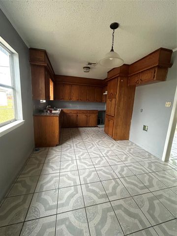 1710 N Avenue H, Freeport, TX 77541