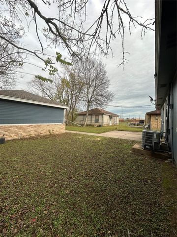 1710 N Avenue H, Freeport, TX 77541