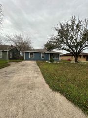 1710 N Avenue H, Freeport, TX 77541